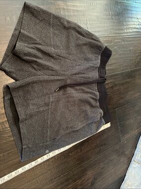 lululemon athletica Men's Quilted Gray Knit Shorts
